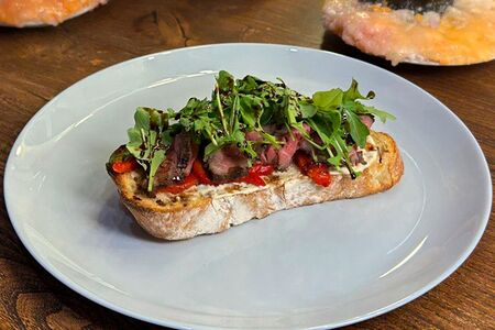 Брускетта с ростбифом 