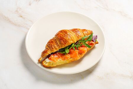 Круассан с семгой и сливочным сыром
