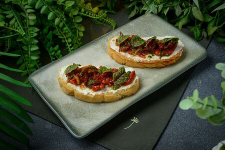 Брускетты с печеным перцем и вялеными томатами
