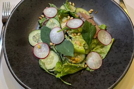 Салат с телятиной и кунжутным соусом