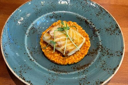 Спинка трески с ризотто в соусе биск 