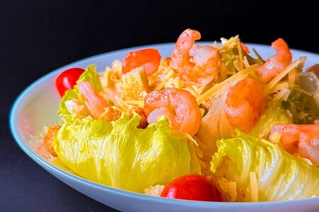 Салат Цезарь с креветками