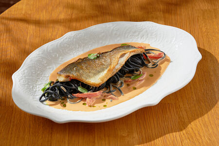 Морской волк со спагетти неро и соусом биск