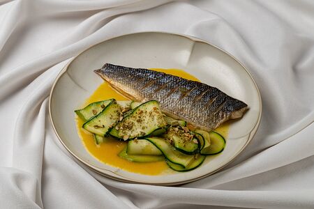 Филе сибаса с шафраном и цукини