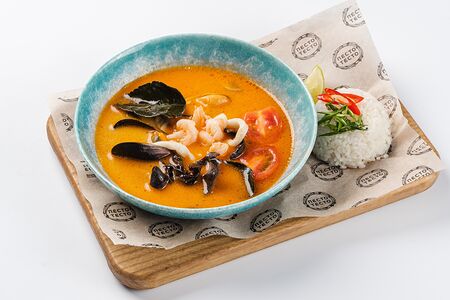 Том ям с морепродуктами