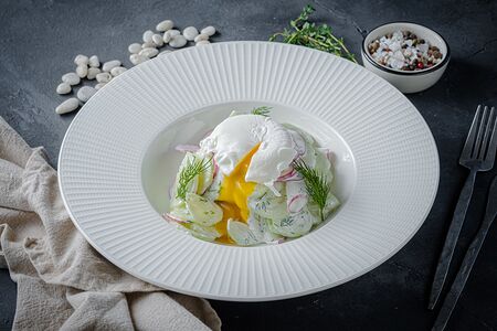 Салат Весенний с яйцом пашот