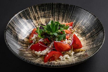 Салат помидоры и имеретинский сыр