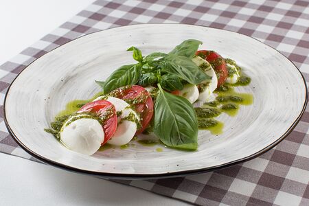 Капрезе с базиликовым песто