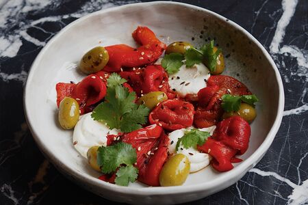 Печеный перец с фетой и оливками