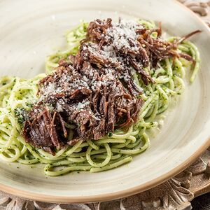 Спагетти в сливочном соусе с томленой говядиной