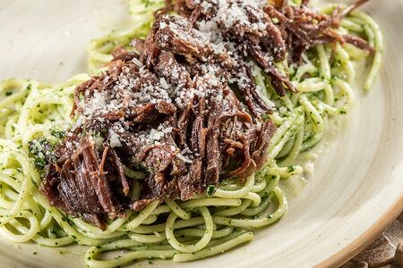 Спагетти в сливочном соусе с томленой говядиной