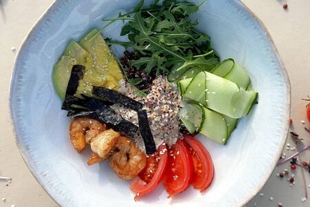 Поке с киноа и лососем