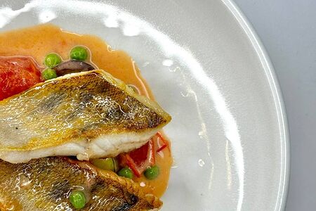 Судак с соусом из оливок и томатов