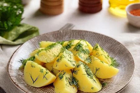 Картофель отварной с зеленью и маслом 