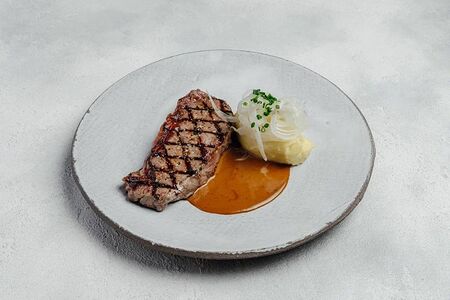 Стриплойн с васаби пюре