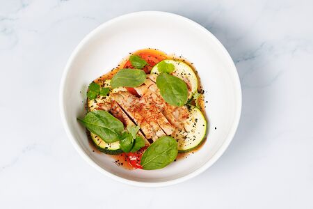 Куриное бедро с цукини и соусом манго