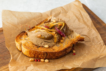 Брускетта с паштетом из цыпленка и карамелизированным луком