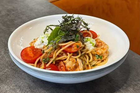 Спагетти с креветками, страчателлой и томатным соусом чили 