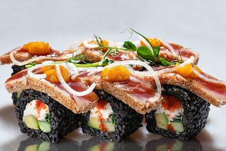 Блэкролл с тунцом татаки