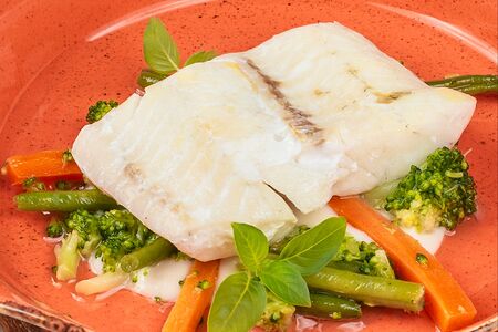 Судак с овощами на пару