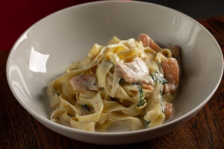 Феттуччине с лососем и шпинатом