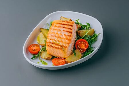 Стейк из лосося с руколлой и овощами 