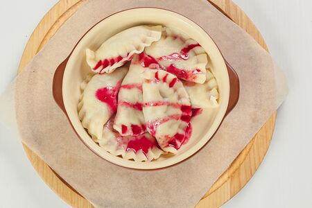 Большая порция вареников с вишней