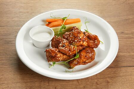 BBQ крылышки со свежими овощами и соусом блю чиз