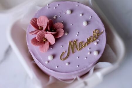 Бенто-торт сиреневый с шоколадным цветком и топпером маме