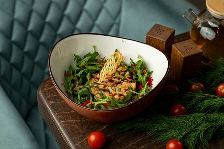 Салат с лососем и авокадо