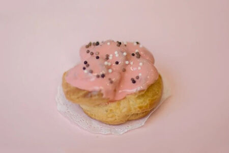 Профитроль клубничный