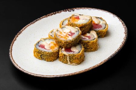 Горячий с тунцом, сурими, креветкой и ореховым соусом 