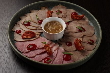 Ассорти мясных деликатесов с вареньем из перца