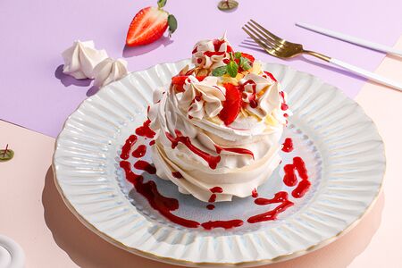 Безе со сливочным кремом и ягодным соусом 