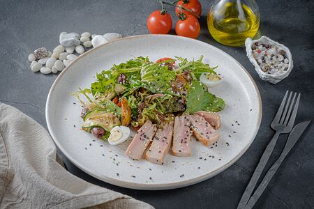 Теплый салат с тунцом