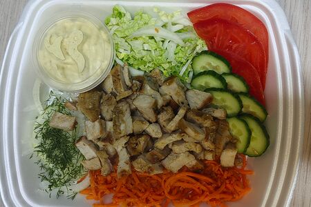 Шаурма на тарелке с курицей