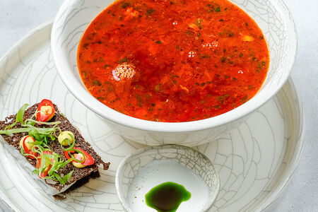 Борщ, разварная телятина и сало на чипсе