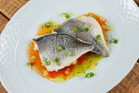 Филе дорадо с картофельным шато в сливочном соусе