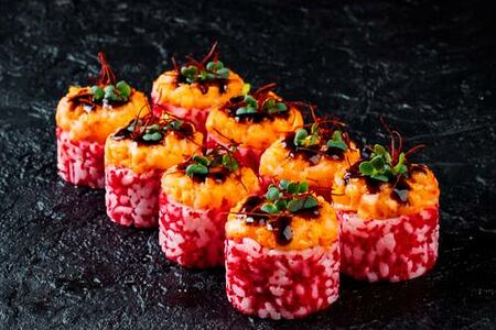 Запечённый ролл с тигровой креветкой и пармезаном