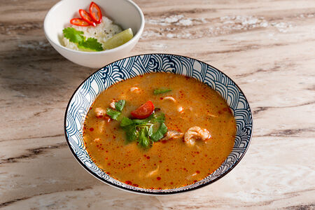 Том ям с морепродуктами