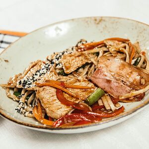 Удон со свининой и беконом в японском соусе