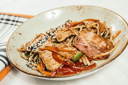 Удон со свининой и беконом в японском соусе