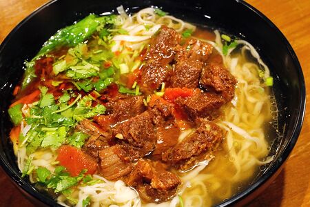 Лапша с говядиной в остром бульоне