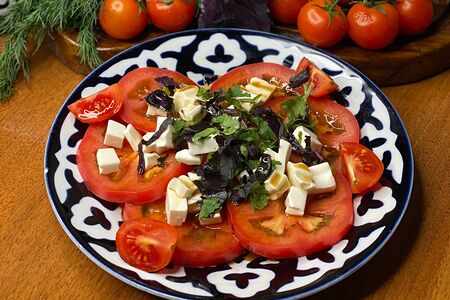 Томаты с имеретинским сыром