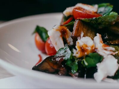 Салат с баклажаном и креветками