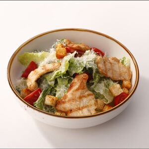 Салат Цезарь с курицей