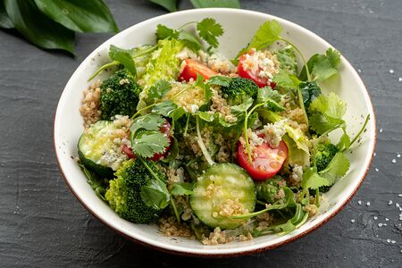 Салат с киноа и рокфором