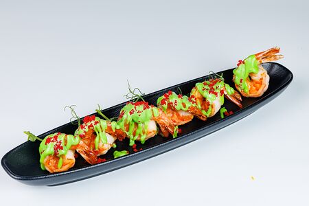 Креветки с соусом васаби и икрой тобико