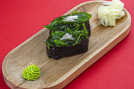 Суши нигири с Чукой