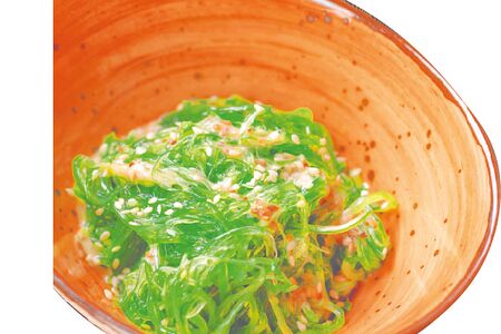 Салат Чука с ореховым соусом